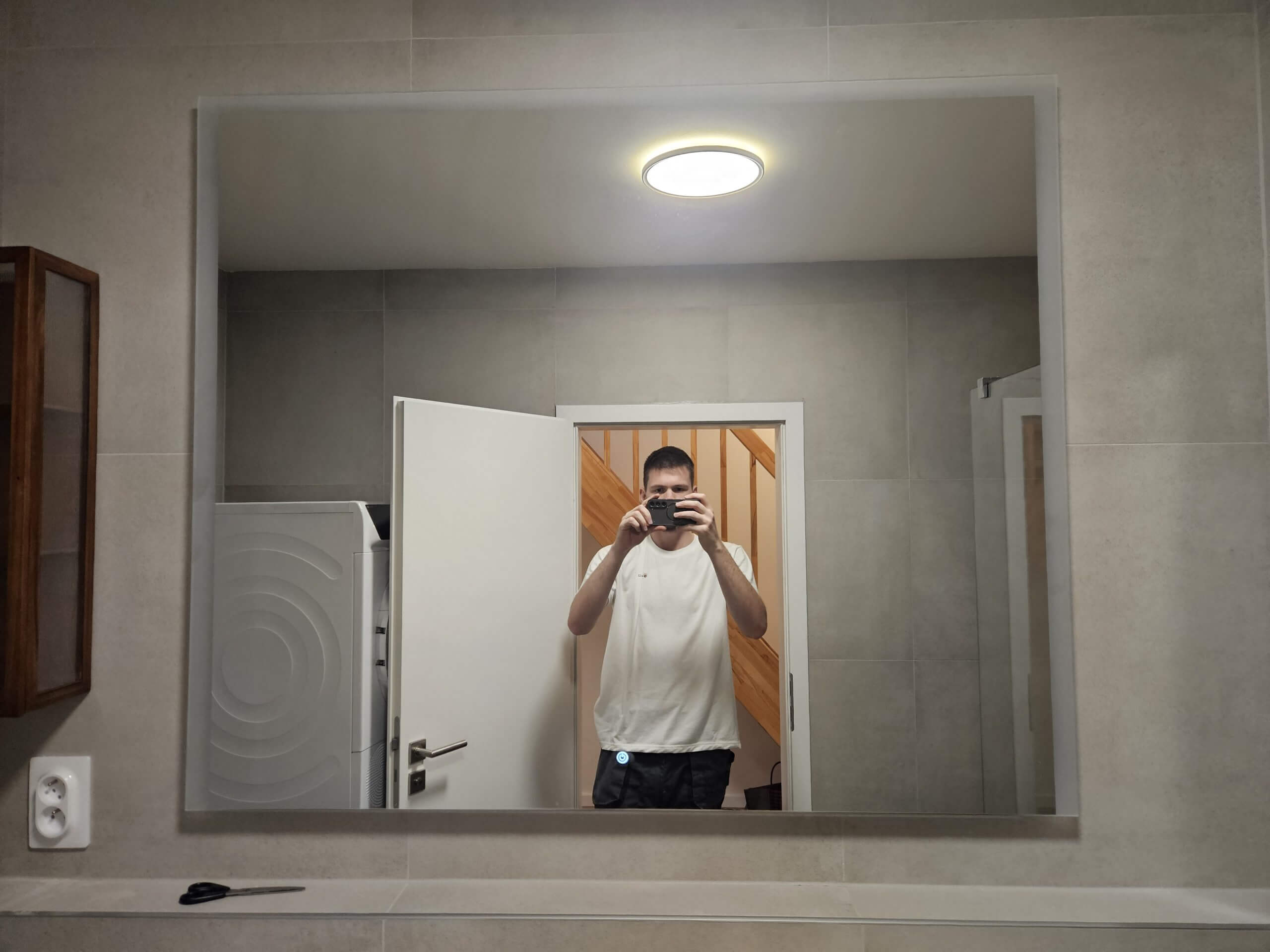 Velké zrcadlo je pověšeno